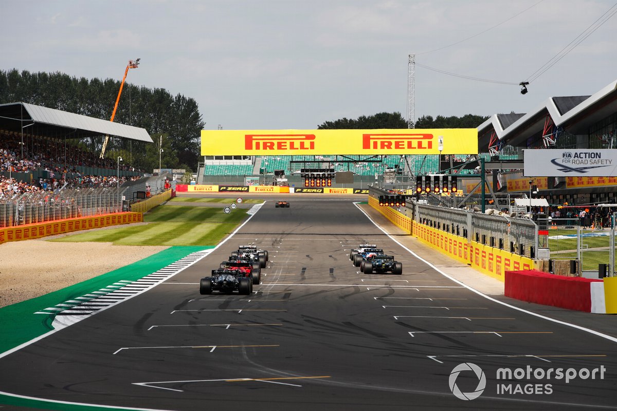 I piloti si esercitano nelle procedure di partenza della gara alla fine della FP1