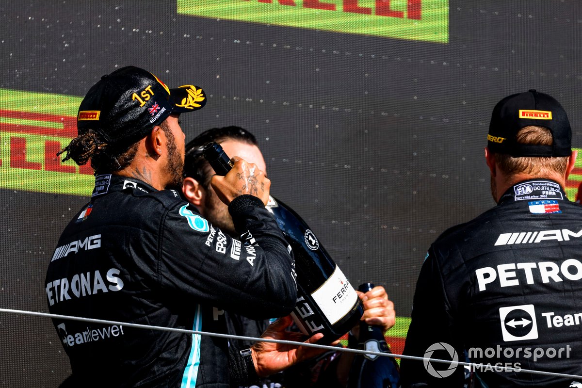 Lewis Hamilton, Mercedes, primo classificato, e Valtteri Bottas, Mercedes, terzo classificato, festeggiano sul podio