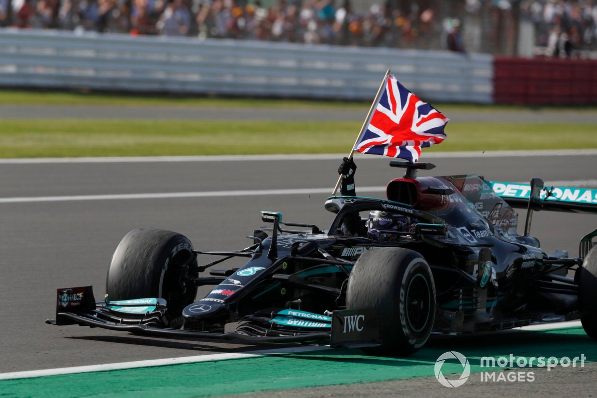 Lewis Hamilton, Mercedes W12, primo classificato, sventola la bandiera della Gran Bretagna dal cockpit sulla sua strada per il Parc Ferme