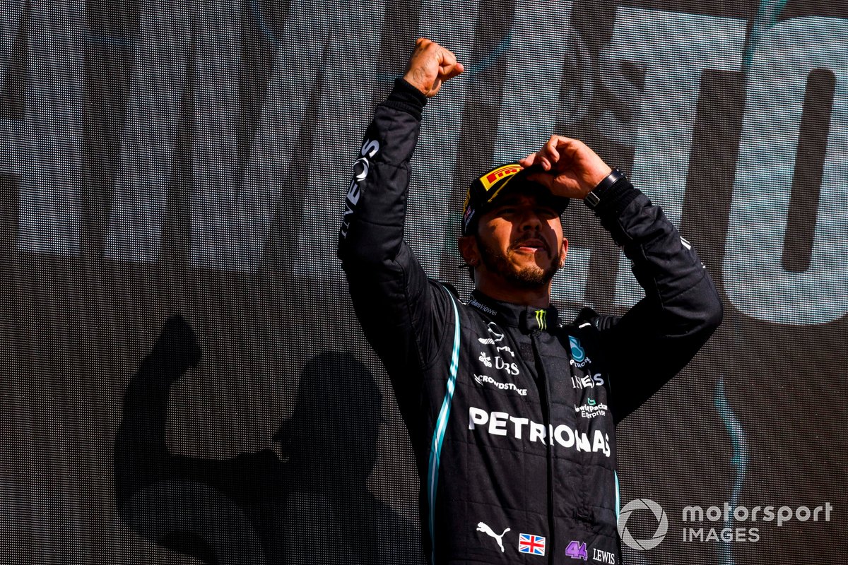 Lewis Hamilton, Mercedes, primo classificato, festeggia sul podio