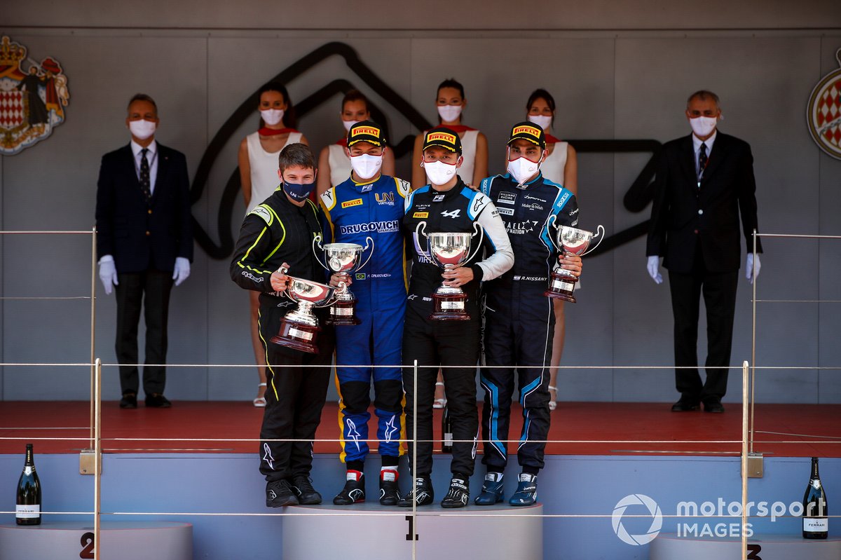 Felipe Drugovich, Uni-Virtuosi, el ganador Guanyu Zhou, Uni-Virtuosi Racing y Roy Nissany, Dams, en el podio de Mónaco