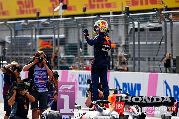 Ganador Max Verstappen, Red Bull Racing, celebra en Parc Ferme