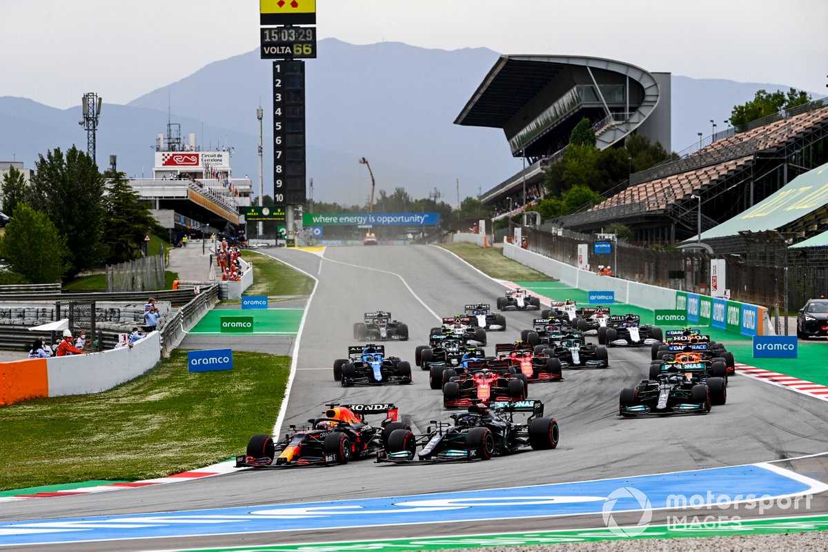 Max Verstappen, Red Bull Racing RB16B e Lewis Hamilton, Mercedes W12 alla partenza della gara