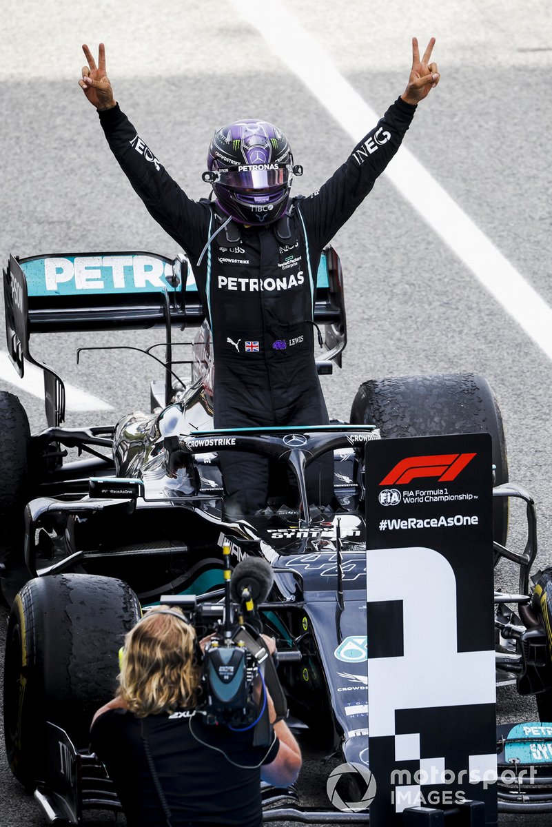 Il vincitore della gara Lewis Hamilton, Mercedes festeggia nel Parc Ferme