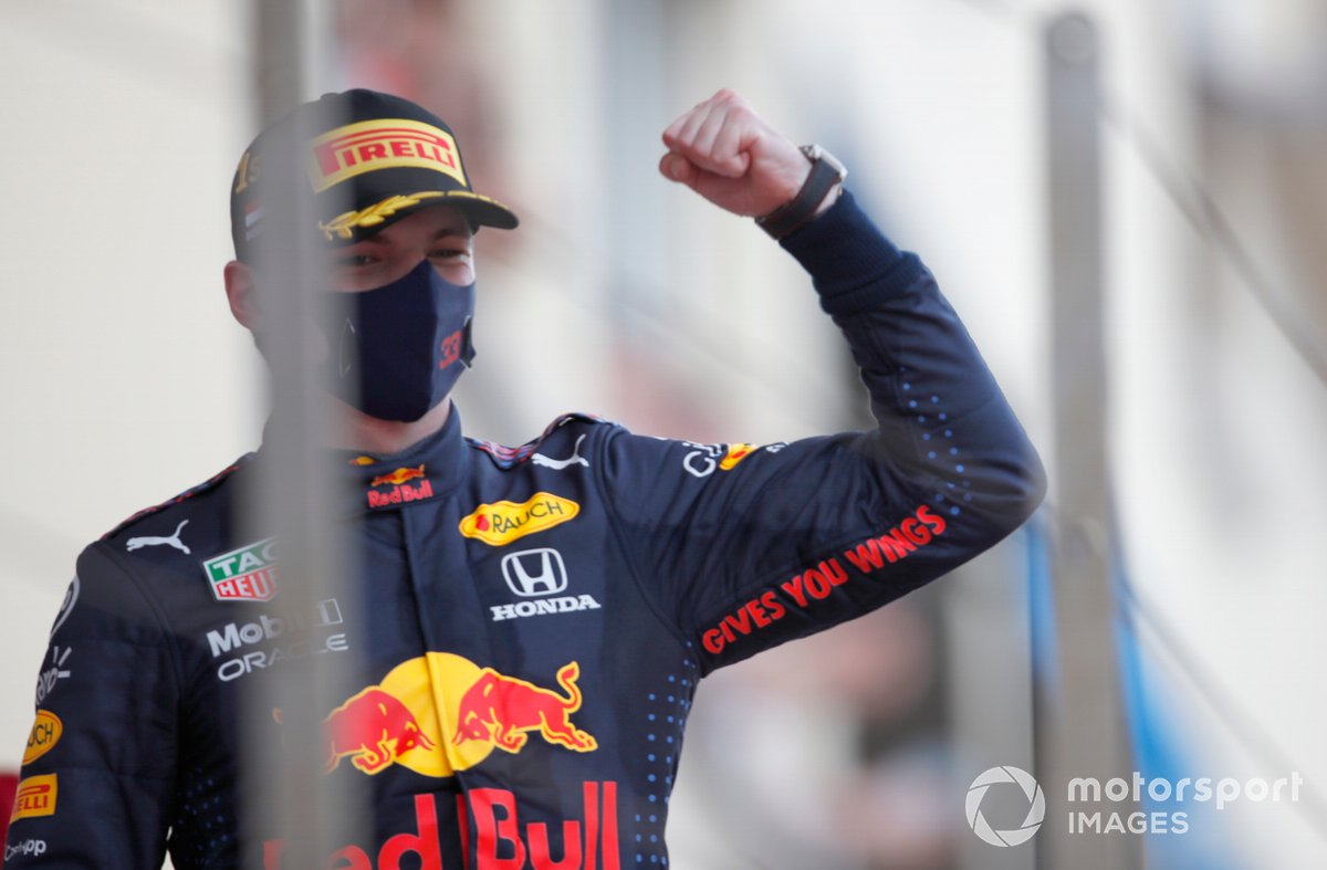 Max Verstappen, Red Bull Racing, primo classificato, arriva sul podio