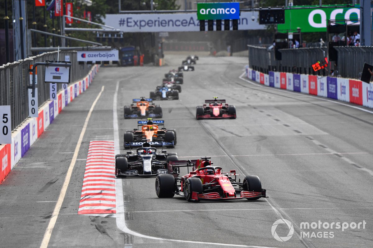 Charles Leclerc, Ferrari SF21, Yuki Tsunoda, AlphaTauri AT02, e Lando Norris, McLaren MCL35M