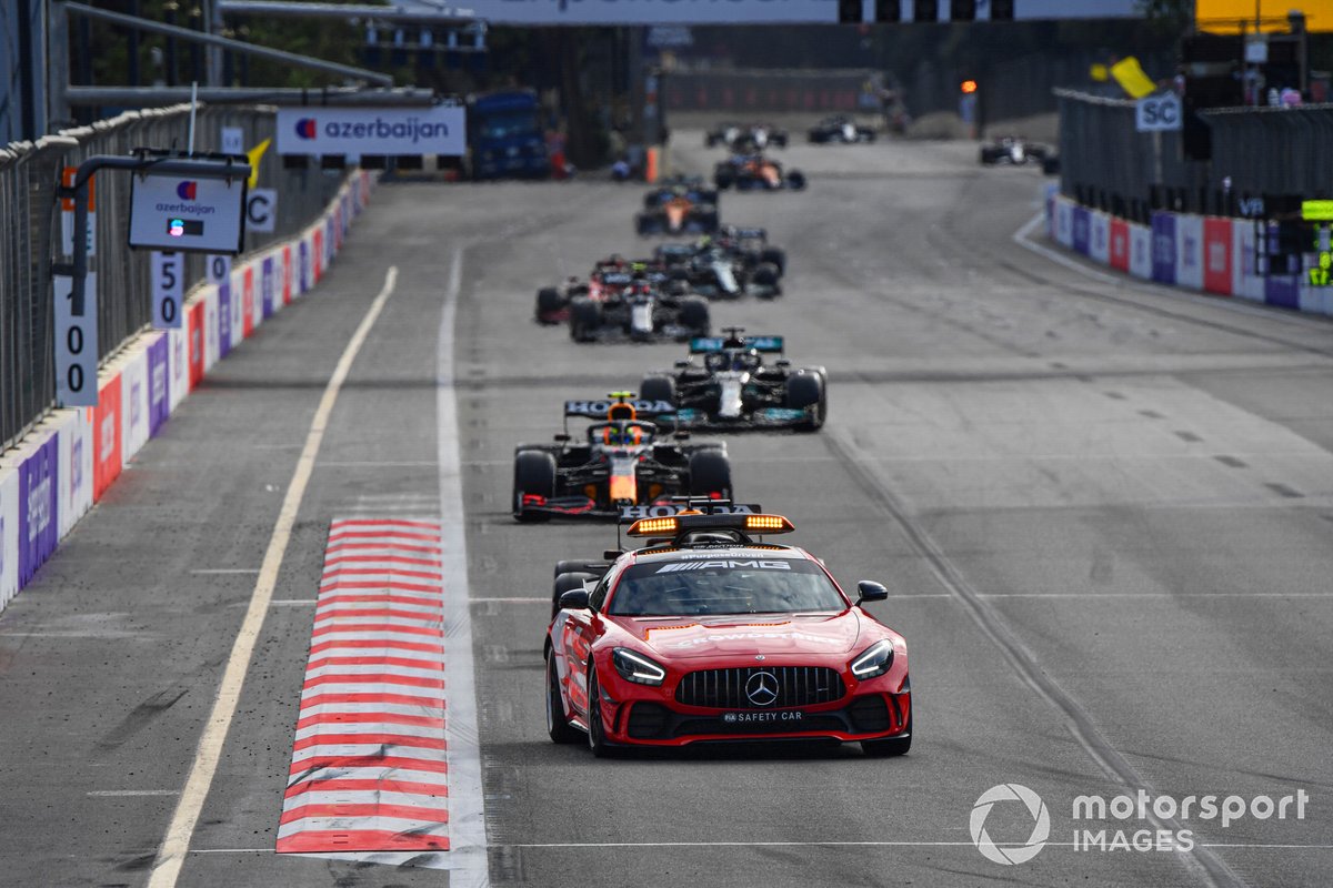 El Safety Car al frente de Sergio Pérez, Red Bull Racing RB16B, Lewis Hamilton, Mercedes W12 en el reinicio