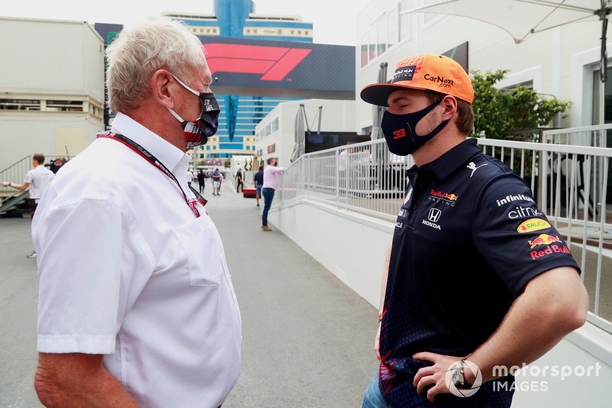 Helmut Marko, Consulente, Red Bull Racing, parla con Max Verstappen, Red Bull Racing