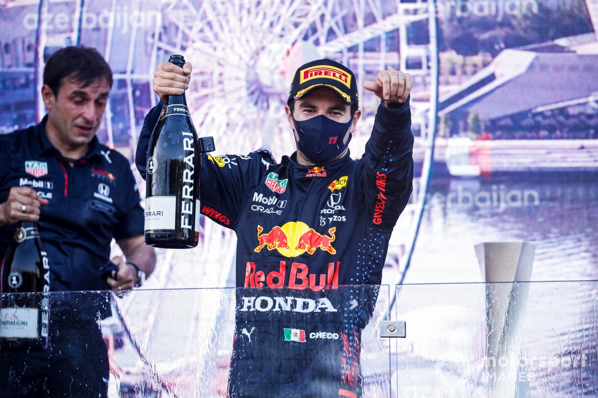 Podio: ganador de la carrera Sergio Pérez, Red Bull Racing