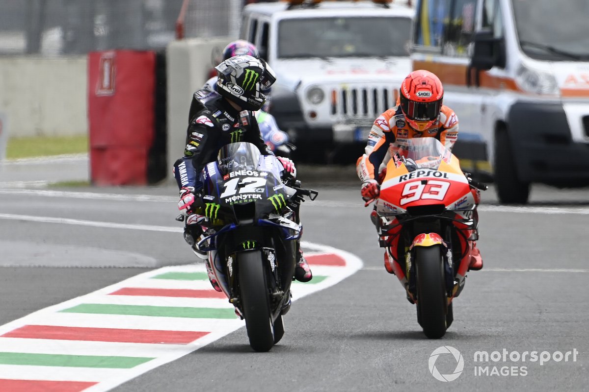 Maverick Vinales, Yamaha Factory Racing, mira a Marc Marquez, Repsol Honda Team