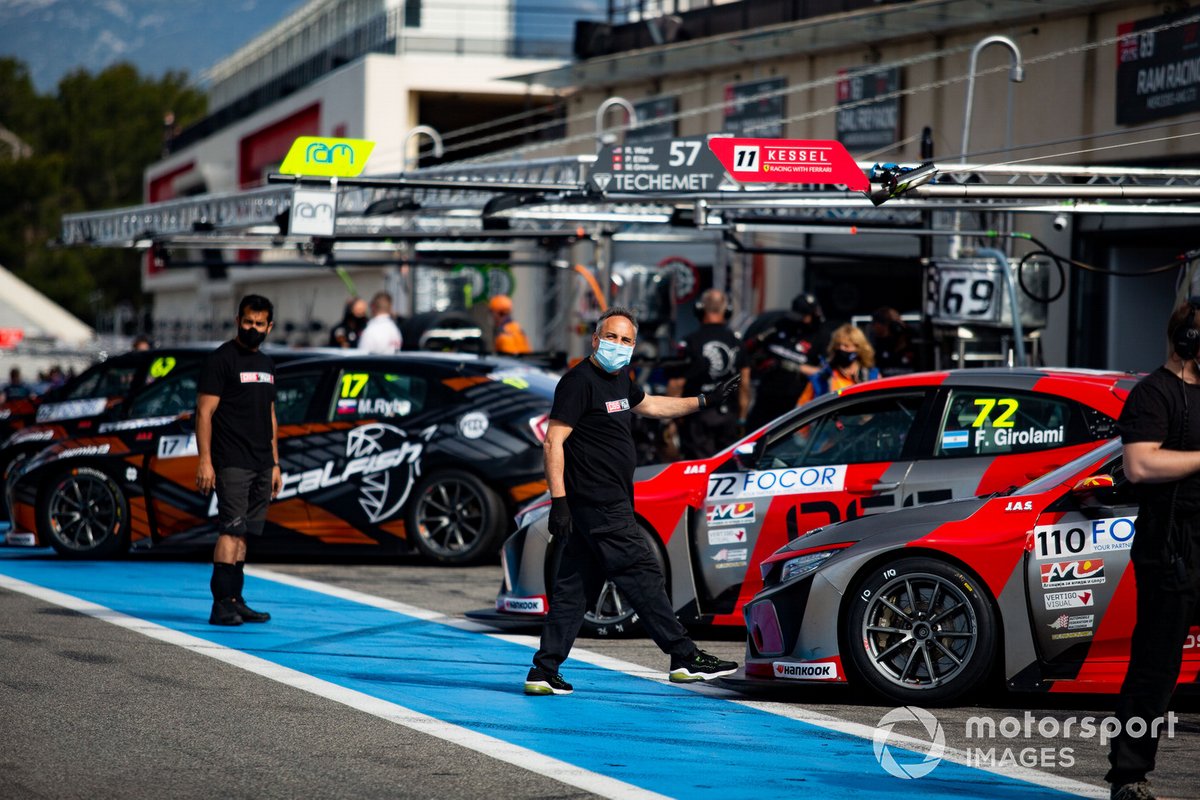 Auto in pit-lane