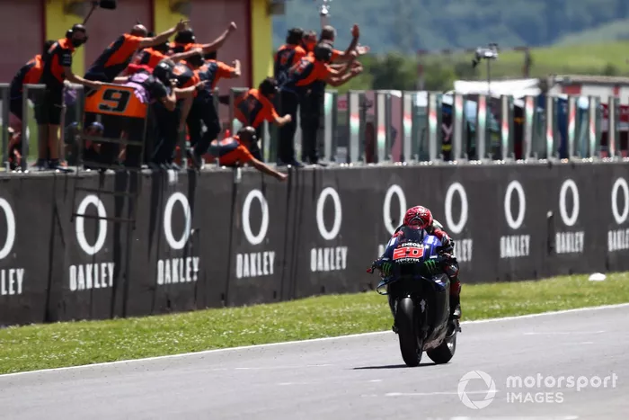 Ganador Fabio Quartararo, Yamaha Factory Racing cruza la meta