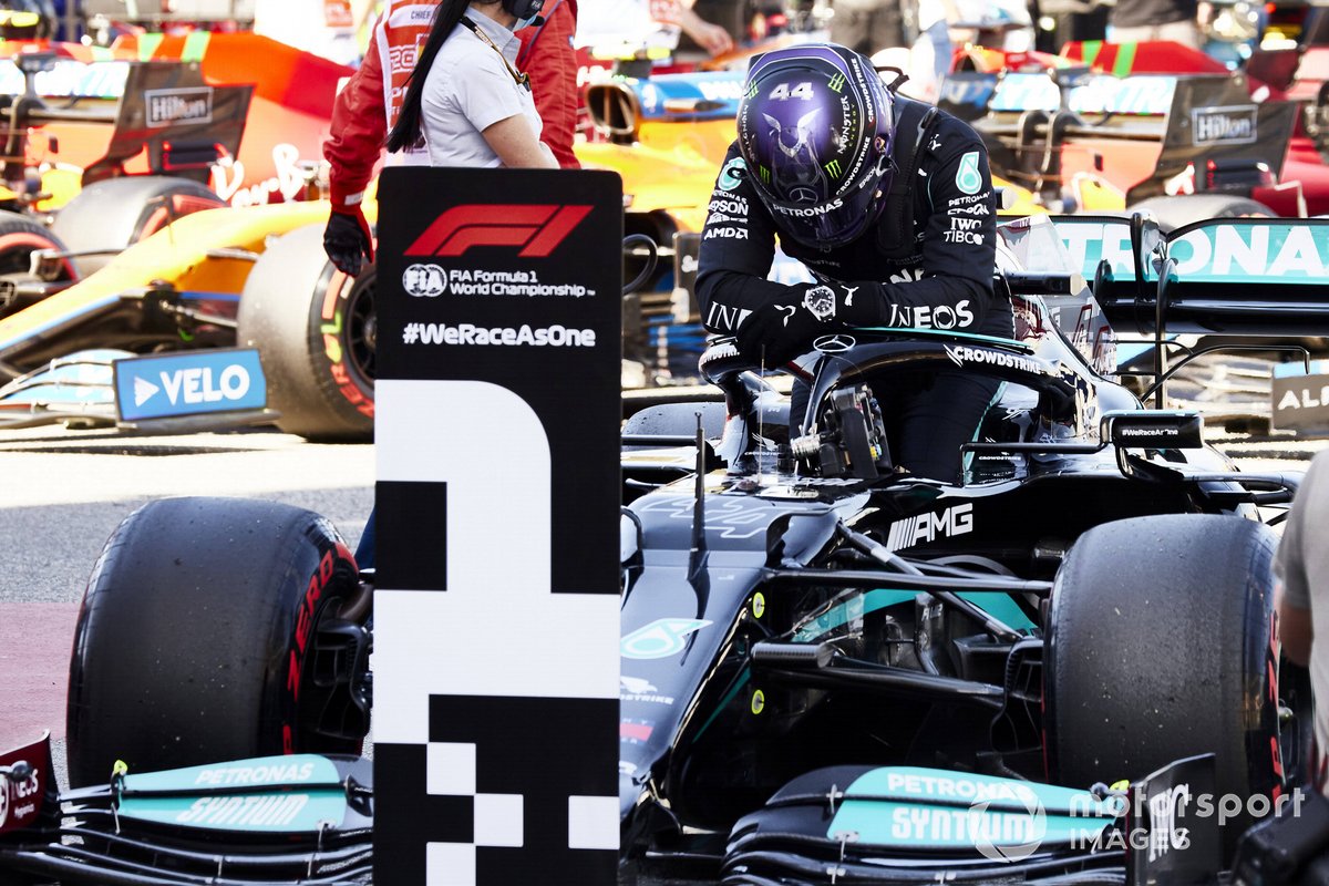 Lewis Hamilton, Mercedes, arriva al Parc Ferme dopo aver conquistato la 100esima pole in F1