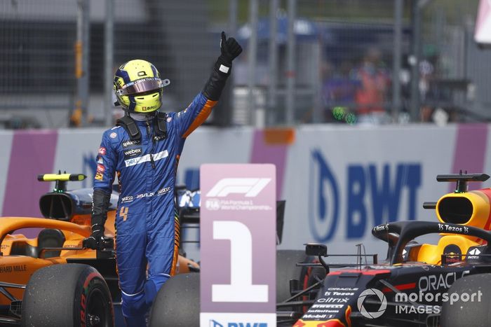 Segundo puesto Lando Norris, McLaren, celebra en Parc Ferme