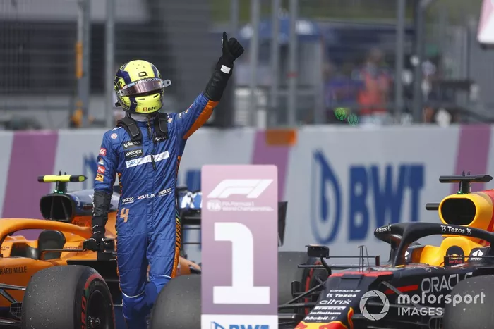 Segundo puesto Lando Norris, McLaren, celebra en Parc Ferme