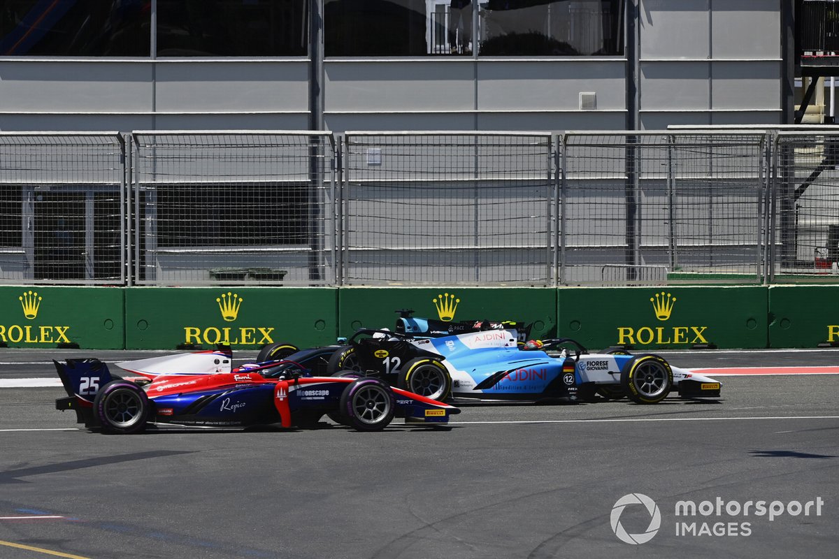 Lirim Zendeli, MP Motorsport, e Marino Sato, Trident, passa Richard Verschoor, MP Motorsport dopo un testacoda