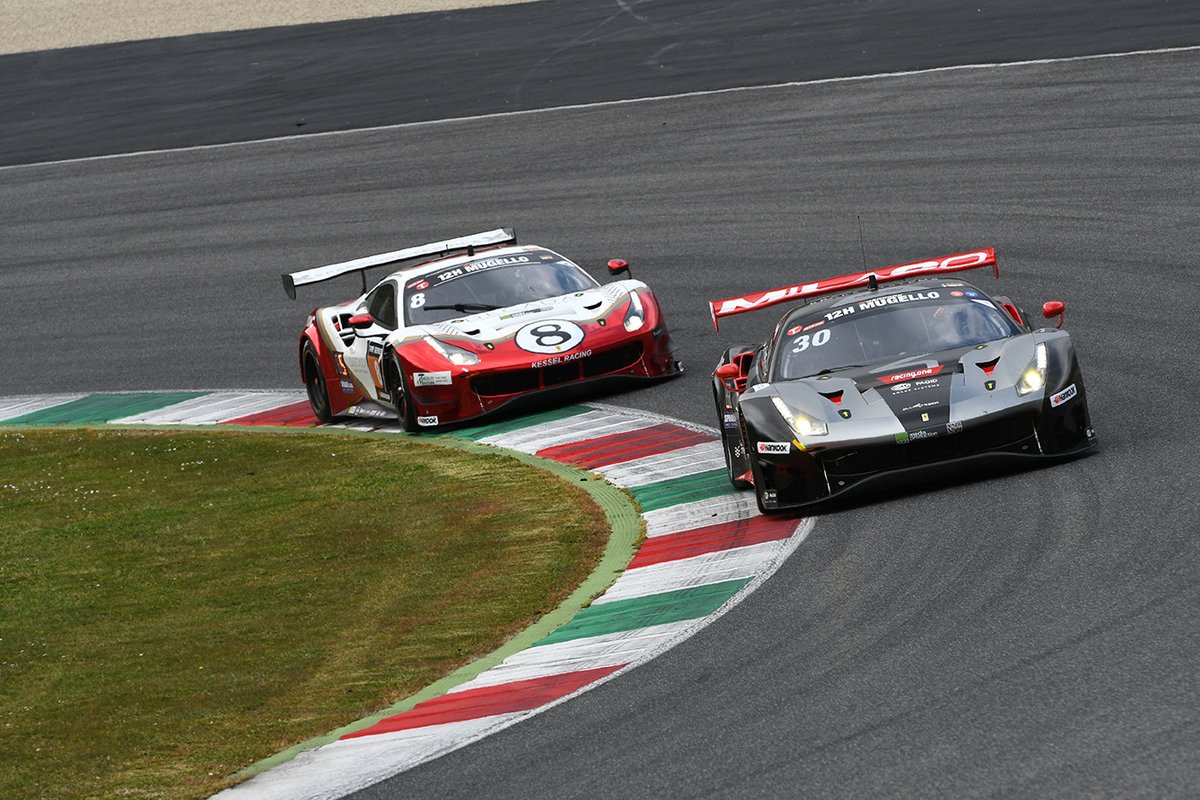 #30 Hella Pagid - Racing One: Axel Sartingen, Daniel Schwerfeld, Francesco Lopez, Daniele Di Amato, Ferrari 488 GT3 Evo precede la #8 Kessel Racing: Leonardo Maria Del Vecchio, Alessandro Cutrera, Marco Talarico, Marco Frezza, Ferrari 488 GT3 Evo