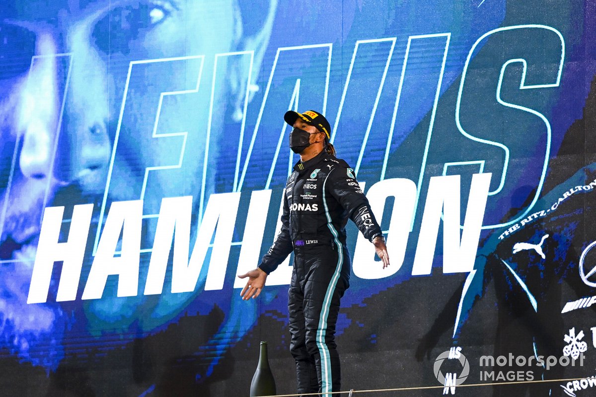 Max Verstappen, Red Bull Racing, 2a posizione, e Lewis Hamilton, Mercedes, 1a posizione, sul podio