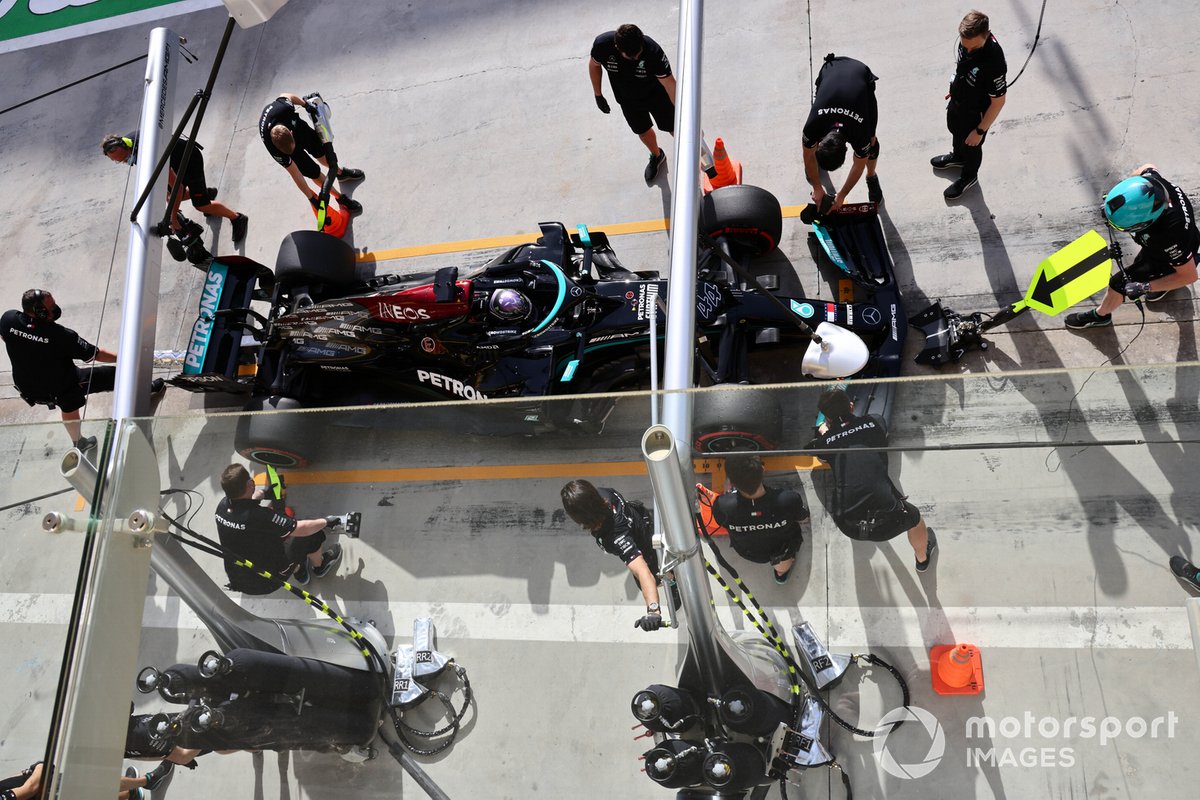 Prova di pit stop per Lewis Hamilton, Mercedes W12,