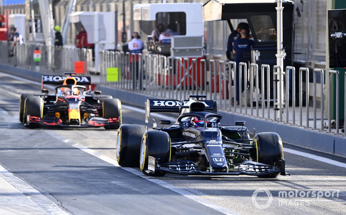 Юки Цунода, AlphaTauri, и Макс Ферстаппен, Red Bull Racing, на пит-лейне