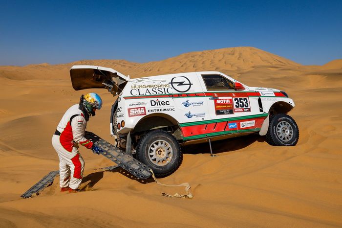#353 Opel Dakar Team: Balazs Szalay, Laszlo Bunkoczi