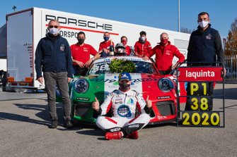 Simone Iaquinta del Ghinzani Arco Motorsport festeggia con il suo Team il titolo della Porsche Carrera Cup Italia Round 11/12