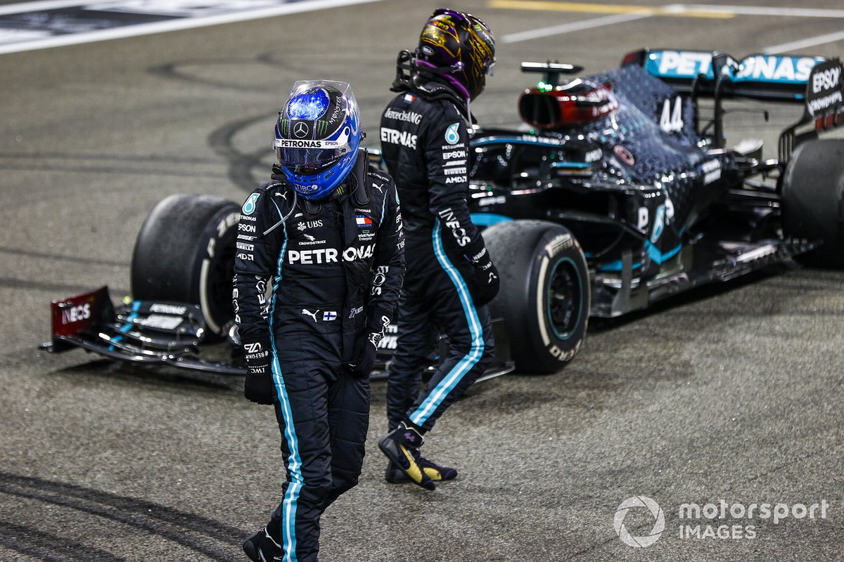 Valtteri Bottas, Mercedes-AMG F1, felicita a Lewis Hamilton, Mercedes-AMG F1