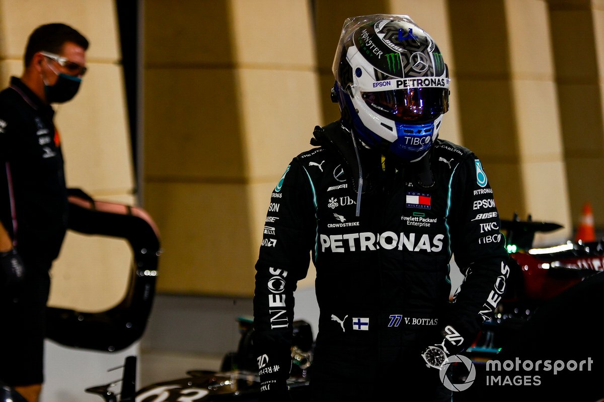 Pole man Valtteri Bottas, Mercedes-AMG F1, arriva al Parc Ferme