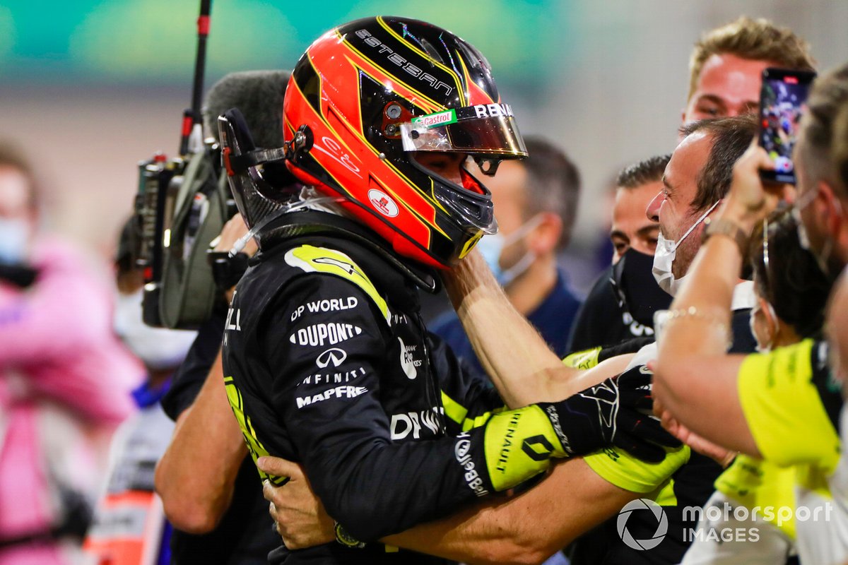 Esteban Ocon, Renault F1, 2ª posición, celebra con su equipo en Parc Ferme