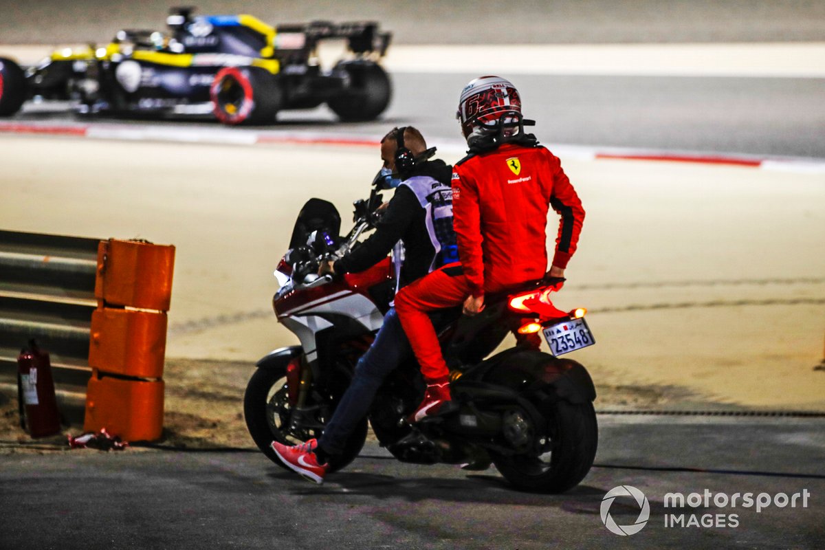 Charles Leclerc, Ferrari, si allontana dalla sua auto dopo il ritiro