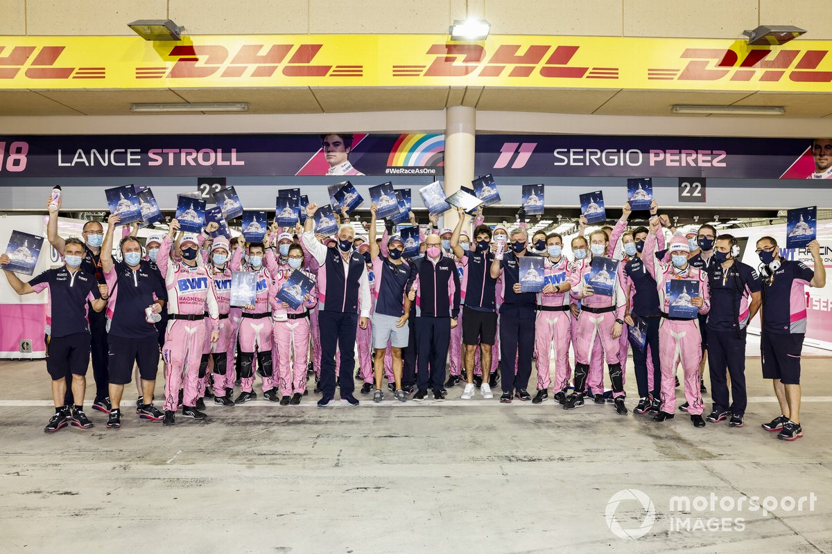 Sergio Perez, Racing Point, Lance Stroll, Racing Point, and Otmar Szafnauer, Team Principal et PDG, Racing Point et le reste de l'équipe pour une photo de groupe