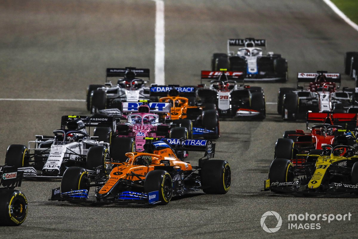 Daniel Ricciardo, Renault F1 Team R.S.20, Lando Norris, McLaren MCL35, Esteban Ocon, Renault F1 Team R.S.20, Pierre Gasly, AlphaTauri AT01, e il resto del gruppo alla partenza