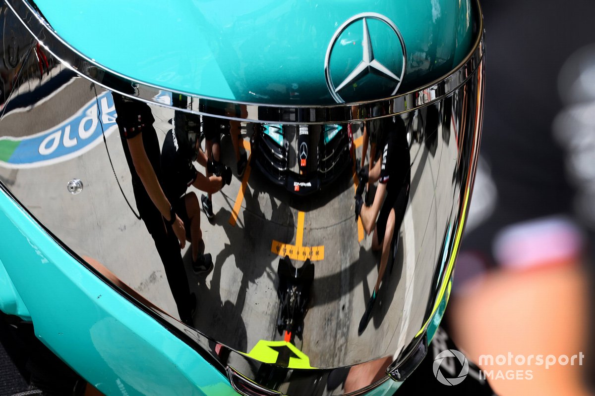 Il riflesso della Mercedes W12 sulla visiera di un meccanico