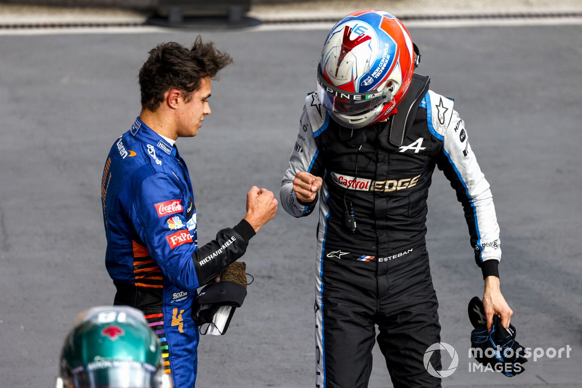 Esteban Ocon, Alpine F1, felicita a Lando Norris, McLaren, 3ª posición, en Parc Ferme