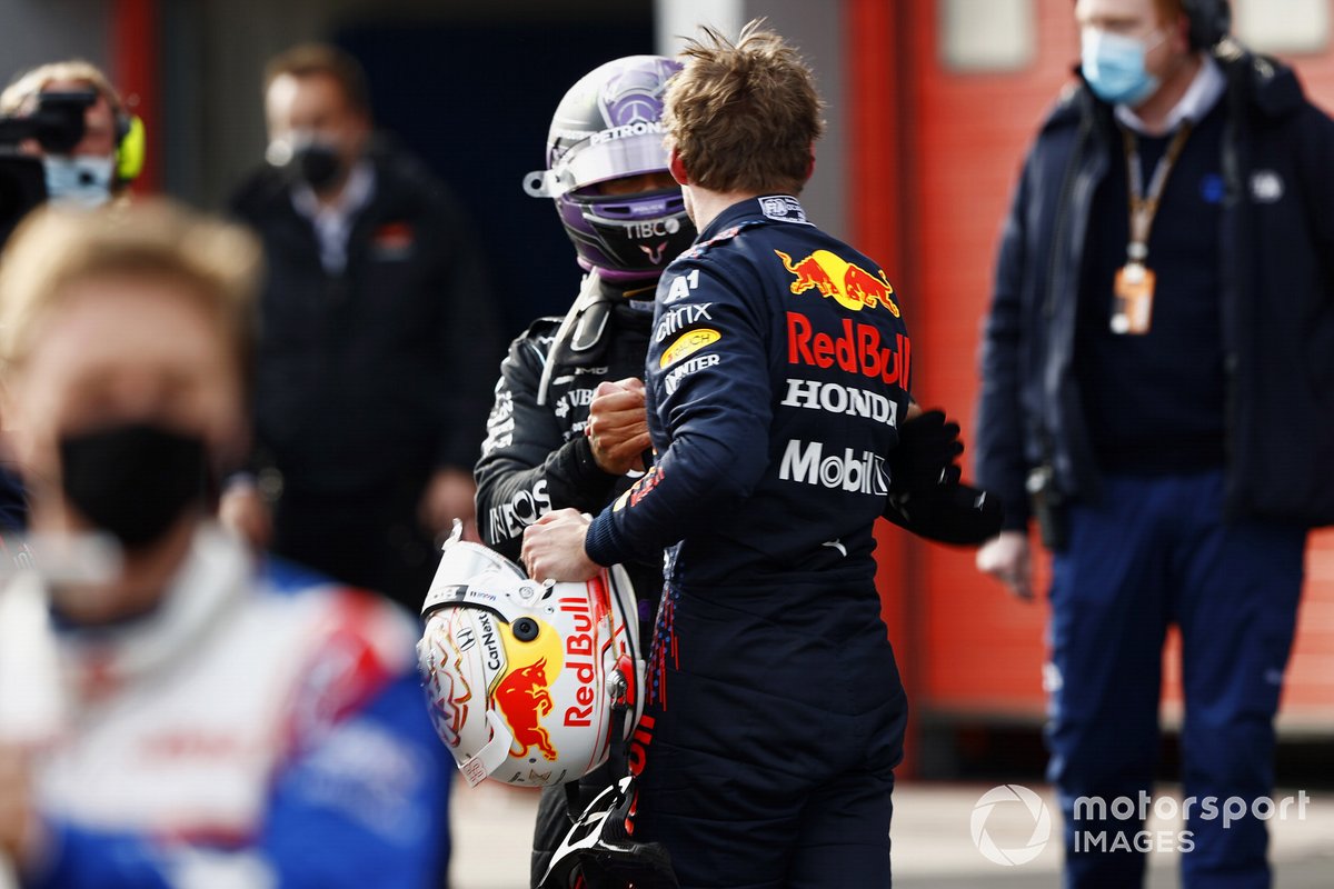 Lewis Hamilton, Mercedes, 2ª posición, felicita al ganador de la carrera Max Verstappen, Red Bull Racing