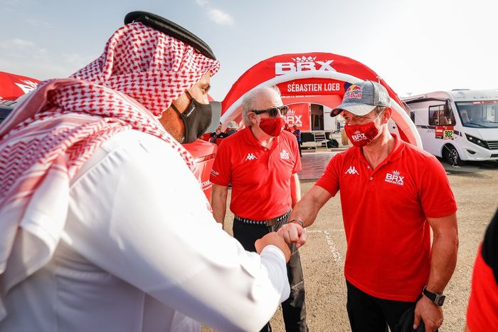 El príncipe Khalid Bin Sultan Abdullah Al Faisal, presidente de la Federación saudí de motor, David Richards, director de Bahrain Raid Extreme, Sebastien, Bahrain Raid Xtreme