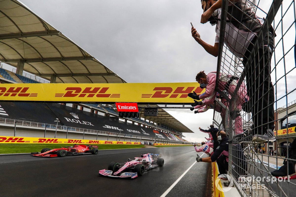 Sergio Pérez, Racing Point RP20 y Sebastian Vettel, Ferrari SF1000, cruzan la meta