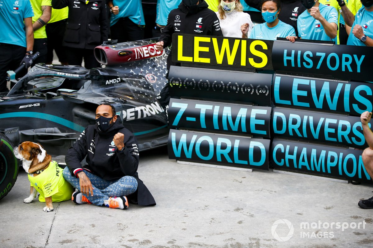 Lewis Hamilton, Mercedes-AMG F1 y el equipo de Mercedes celebran después de haber conseguido el séptimo título del campeonato mundial de pilotos