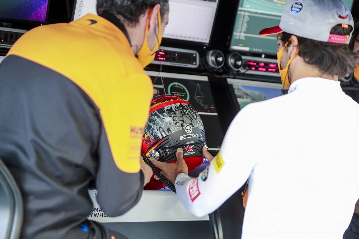 Carlos Sainz Jr., McLaren, con un casco speciale