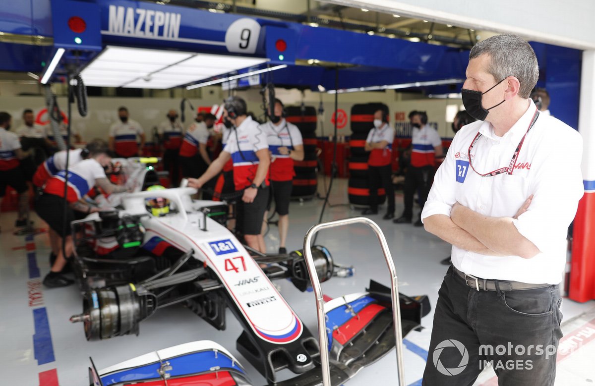 Mick Schumacher, Haas VF-21 e Guenther Steiner