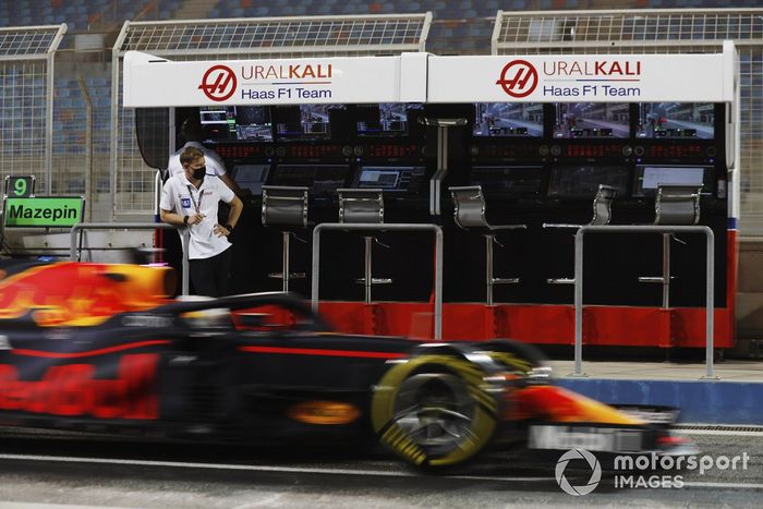 Mick Schumacher, Haas F1, observa a Max Verstappen, Red Bull Racing RB16B, desde su punto de vista en el muro de boxes
