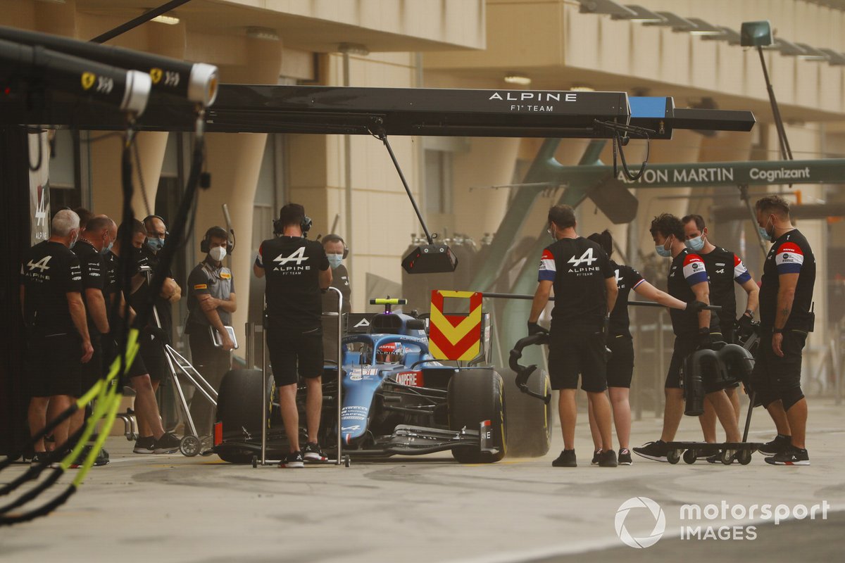 Esteban Ocon, Alpine A521, si ferma ai box