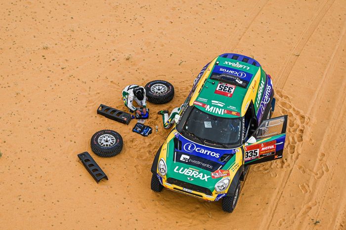 #335 X-Raid Mini JCW Rally Team: Guilherme Spinelli, Youssef Haddad