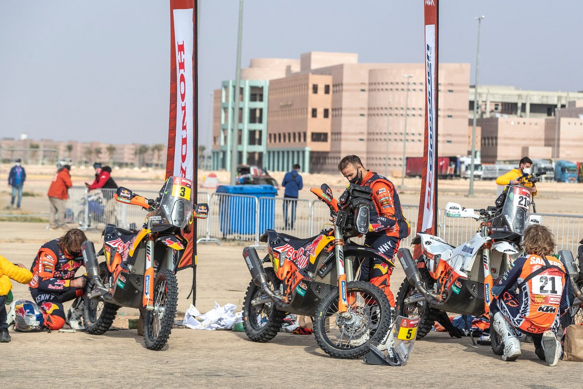 #3 Red Bull KTM Factory Racing: Toby Price, #5 Red Bull KTM Factory Racing: Sam Sunderland, #21 KTM Factory Team: Daniel Sanders