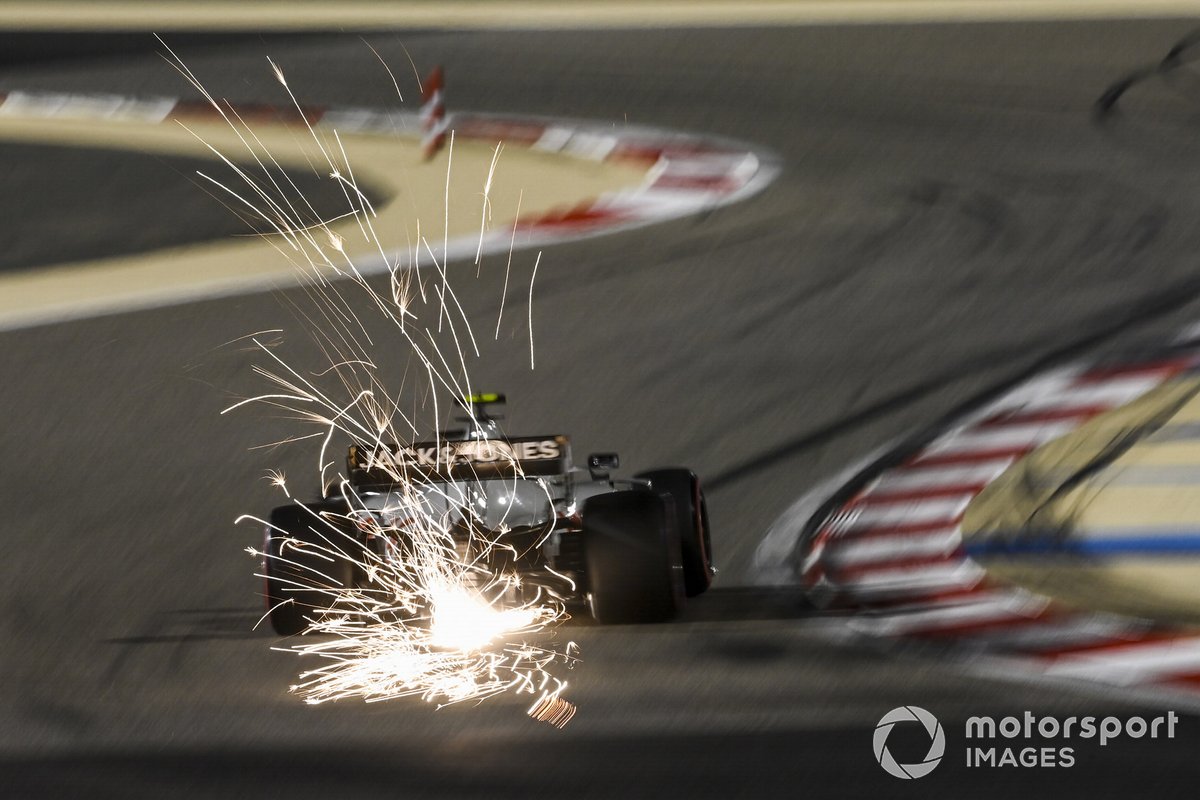 Volano scintille dall'auto di Kevin Magnussen, Haas VF-20