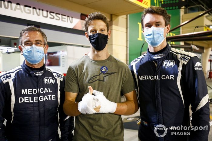 Romain Grosjean, Haas F1 meets Doctor Ian Robert and medical car driver Alan van der Merwe who helped him in his crash at last Grand Prix