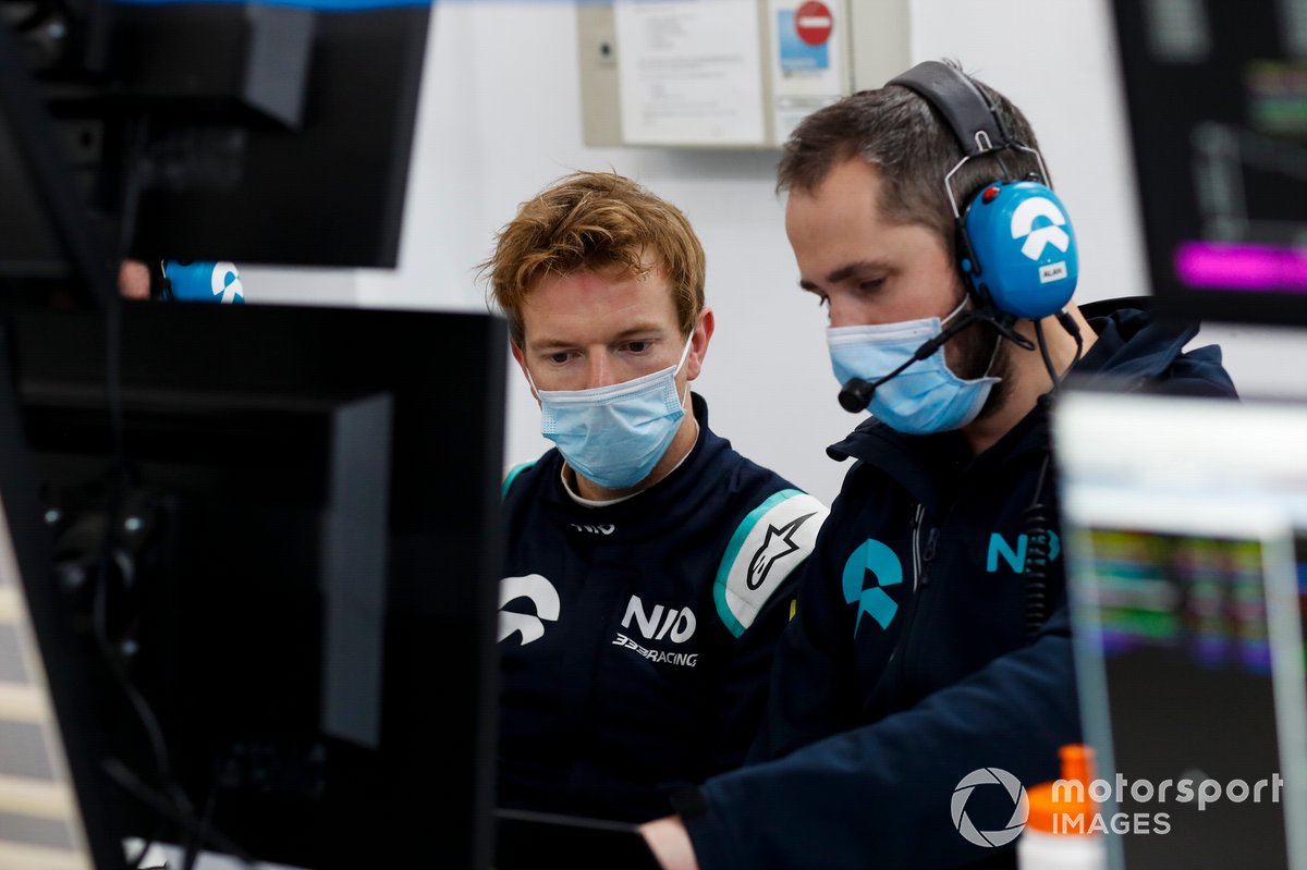 Oliver Turvey, NIO 333, talks to his team