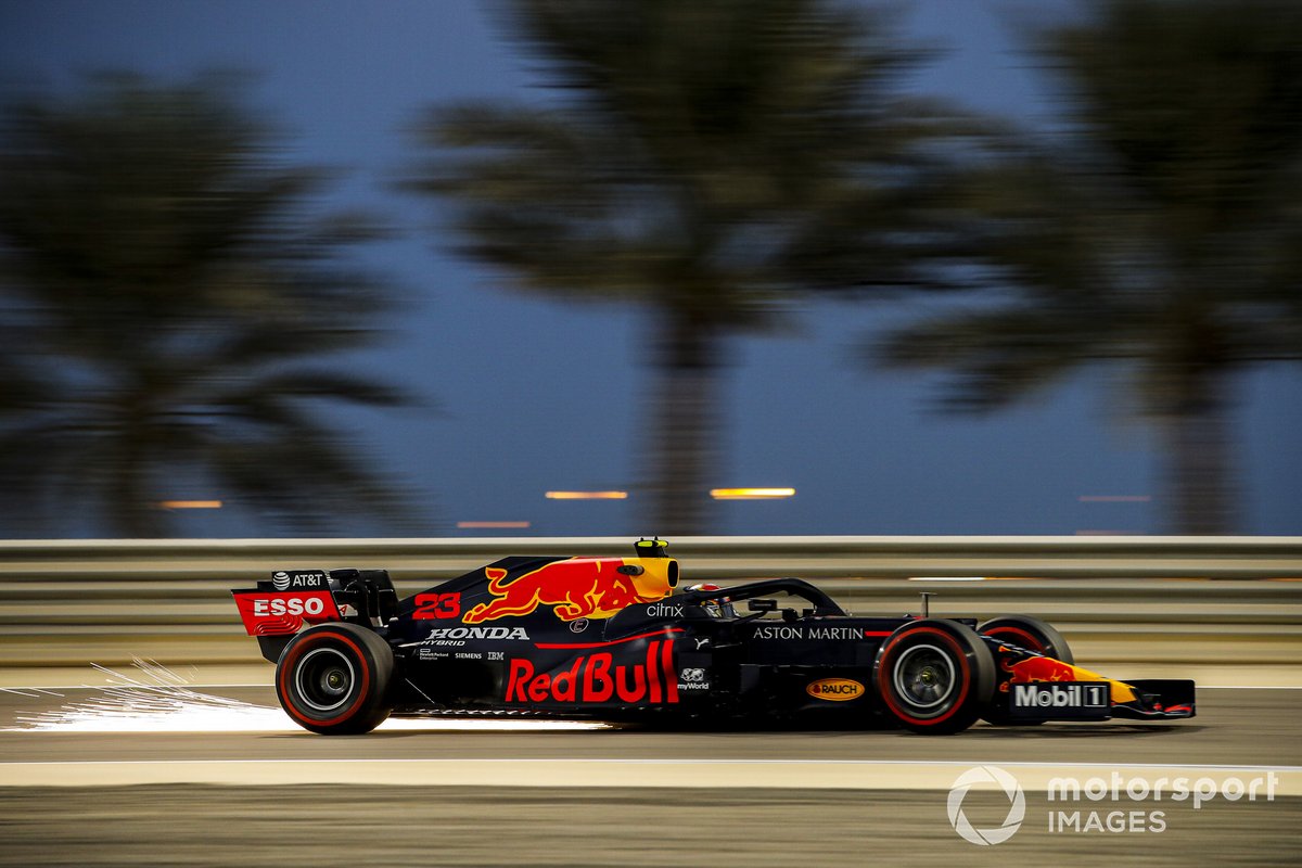 Le scintille escono dalla Red Bull Racing RB16 di Alex Albon