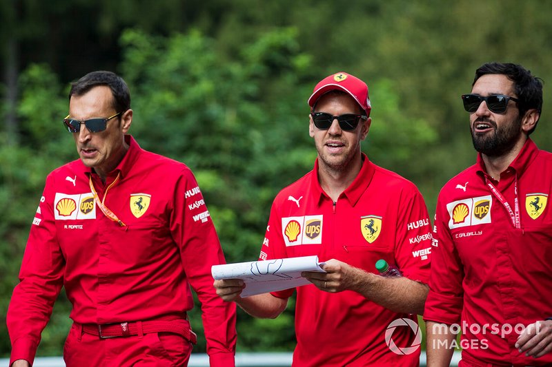 Sebastian Vettel, Ferrari, camina por la pista con sus colegas