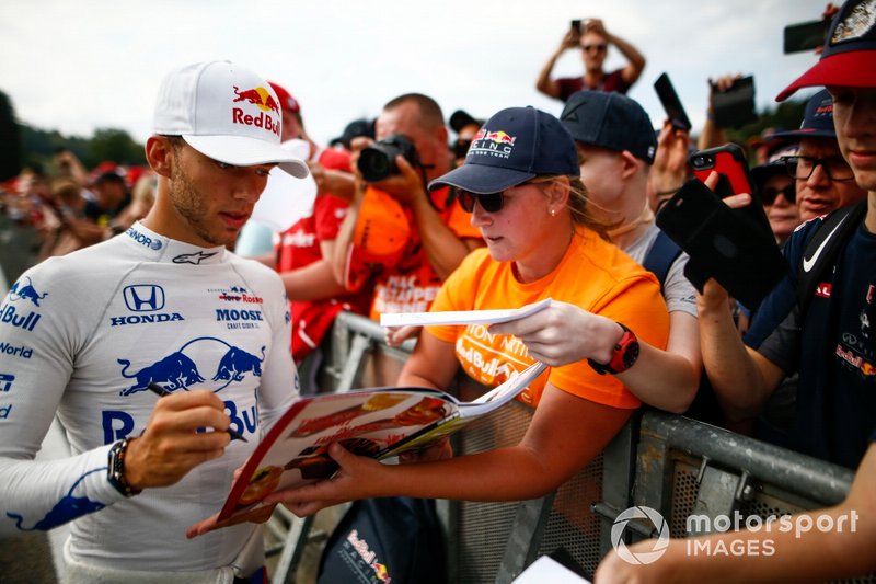 Pierre Gasly, Toro Rosso, signs autographs for fans